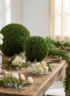 5.5ft Long Flowering Faux Boxwood Garland